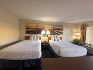 Postel nebo postele na pokoji v ubytování Gateway Inn + 1 fotografie