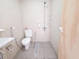 Ένα μπάνιο στο Casa con Pileta, Parrilla y Acceso con Rampa