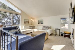 Posezení v ubytování Panoramic Views! Home with Boat Slip on Clear Lake