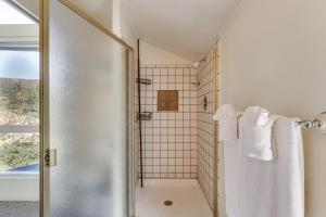 Koupelna v ubytování Panoramic Views! Home with Boat Slip on Clear Lake + 35 fotografií