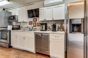 Kuchyň nebo kuchyňský kout v ubytování Panoramic Views! Home with Boat Slip on Clear Lake