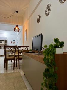 Μια τηλεόραση ή/και κέντρο ψυχαγωγίας στο Apartamento central +16 φωτογραφίες