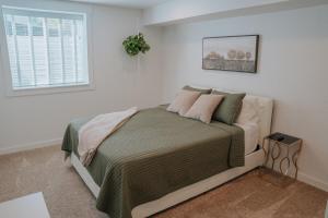 Postel nebo postele na pokoji v ubytování Modern Home with Mountain Views