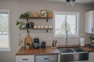 Kuchyň nebo kuchyňský kout v ubytování Modern Home with Mountain Views + 15 fotografií