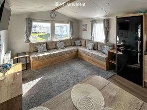 Гостиная зона в Parkdean Resort Camber Sands sleeps 8 Pet Friendly - ref-ww242