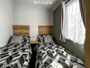 Кровать или кровати в номере Parkdean Resort Camber Sands sleeps 8 Pet Friendly - ref-ww242 +43 фотографии