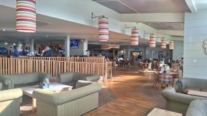 Ресторан / где поесть в Parkdean Resort Camber Sands sleeps 8 Pet Friendly - ref-ww242