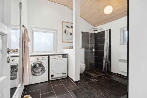 Et badeværelse på Peaceful Holiday Dream By The Limfjord Coast