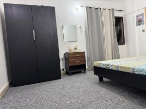 Ένα ή περισσότερα κρεβάτια σε δωμάτιο στο Family Comfort Suite PECHS Karachi +1 φωτογραφίες