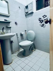 Ένα μπάνιο στο Family Comfort Suite PECHS Karachi