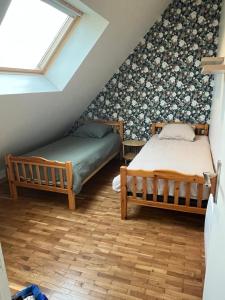 En eller flere senge i et værelse på La Belle Maison-ile de France