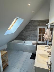 Et badeværelse på La Belle Maison-ile de France