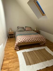 En eller flere senge i et værelse på La Belle Maison-ile de France