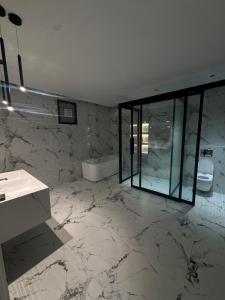 Ένα μπάνιο στο 03 villa dubai nad alhamar +6 φωτογραφίες