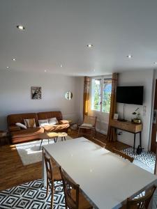 Et tv og/eller underholdning på La Belle Maison-ile de France + 15 billeder