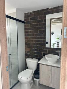 サバネタにあるSabaneta Parque, Wifi,Excelente vista ,Centralのトイレと洗面台のあるバスルーム