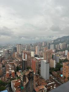 サバネタにあるSabaneta Parque, Wifi,Excelente vista ,Centralの建物のある大都市の景色