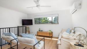 TV a/nebo společenská místnost v ubytování Il Faro, An Italian Inspired Villa in Port Stephens