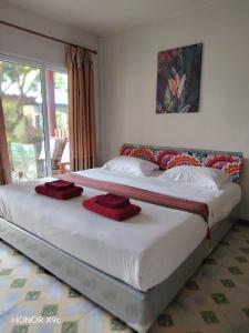 Postel nebo postele na pokoji v ubytování LUCKY Bungalows Koh Mook