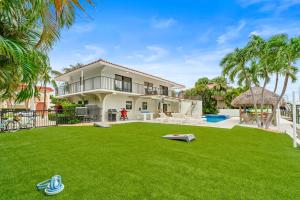 Crawl Key Number TwoにあるDeep Blue Waterfront Gem Pool Kayaks Dockの遊び場付きの広い庭のある大きな家 +65枚の写真