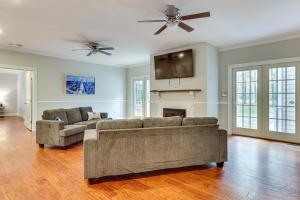 Μια τηλεόραση ή/και κέντρο ψυχαγωγίας στο Waterfront Home with Private Boat Dock in Lancaster!