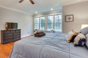 Ένα ή περισσότερα κρεβάτια σε δωμάτιο στο Waterfront Home with Private Boat Dock in Lancaster!