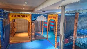 Una jaula grande con zona de juegos de agua. en Parkdean Resort Camber Sands sleeps 8 Pet Friendly - ref-lbl12, en Camber 43 fotos más