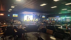 Un restaurante con una multitud de personas sentadas en las mesas. en Parkdean Resort Camber Sands sleeps 8 Pet Friendly - ref-lbl12, en Camber