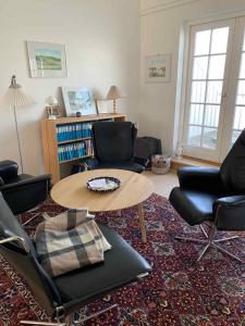 Posezení v ubytování Appartment By The Sea And Family Friendly Beach