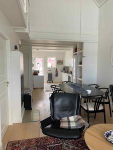 Kuchyň nebo kuchyňský kout v ubytování Appartment By The Sea And Family Friendly Beach + 3 fotografie