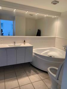 Koupelna v ubytování Appartment By The Sea And Family Friendly Beach