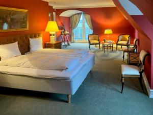 RingeにあるManor House Overlooking Fields And Gardenのベッドルーム1室(オレンジ色の壁の大型ベッド1台付) +25枚の写真