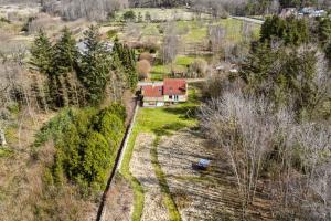 une vue aérienne d'une maison sur une colline dans l'établissement Rummeligt Feriehus På Stor Naturgrund, à Langedeby