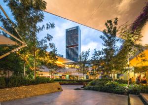 瓜达拉哈拉瓜达拉哈拉安达里斯凯悦酒店的从庭院望向一座高楼。