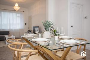 ein Esszimmer mit Glastisch und Stühlen in der Unterkunft Vacant Nests - The Melrose Beach Free Parking in Woodhorn + 39 Fotos