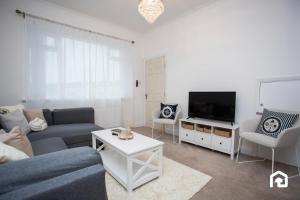 un salon avec un canapé et une télévision dans l'établissement Vacant Nests - The Melrose Beach Free Parking, à Woodhorn