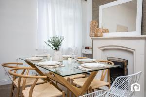 une salle à manger avec une table, des chaises et une cheminée dans l'établissement Vacant Nests - The Melrose Beach Free Parking, à Woodhorn 52 autres photos