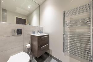 Koupelna v ubytování Cosy Central 1 Bed Apartment in Slough Sleeps 4 + 8 fotografií