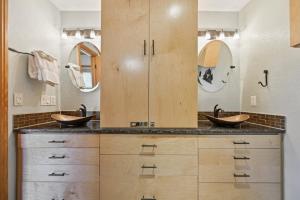 ein Badezimmer mit zwei Waschbecken und zwei Spiegeln in der Unterkunft Hidden River Lodge 5940 by Summit County Mountain Retreats in Keystone + 46 Fotos