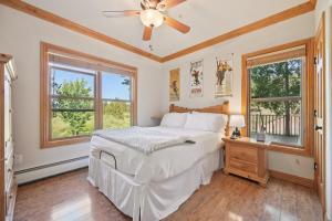 ein Schlafzimmer mit einem Bett und einem Deckenventilator in der Unterkunft Hidden River Lodge 5940 by Summit County Mountain Retreats in Keystone