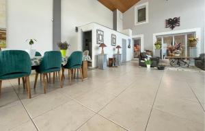 ein Wohnzimmer mit einem Tisch und grünen Stühlen in der Unterkunft Maison Piscine in Cabannes
