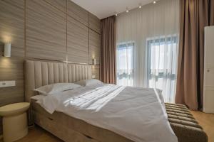 ein Schlafzimmer mit einem großen weißen Bett und einem Fenster in der Unterkunft Moonlight City Villa in Alba Iulia + 32 Fotos