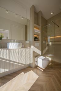 ein Badezimmer mit Toilette und Glasdusche in der Unterkunft Moonlight City Villa in Alba Iulia