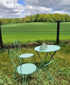 twee stoelen en een tafel met een beker en een tafel en stoelen bij SoBądź - Po prostu bądź in Sobącz +109 foto's