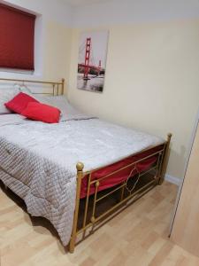 Ένα ή περισσότερα κρεβάτια σε δωμάτιο στο Great motherlaw apartments with your own entrance!