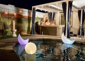 una piscina con barquitos de papel en el agua en Lunar - Old Town, Heated Pool, 2 King beds, Fashion Square, Hot tub, West World, en Scottsdale