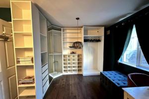 ダンガーバンにあるDog-friendly Seaview Apartmentのクローゼット(棚、ソファ付)が備わる客室です。