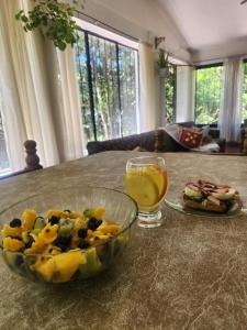 eine Schale Obst und ein Glas Orangensaft auf dem Tisch in der Unterkunft San Javier Cottage in Yerba Buena + 17 Fotos