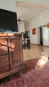 ein Flachbildfernseher auf einer Kommode in einem Wohnzimmer in der Unterkunft San Javier Cottage in Yerba Buena