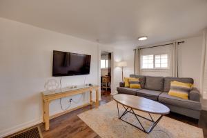 un salon avec un canapé et une télévision sur un mur dans l'établissement 2 Mi to Dtwn Colorado Springs Gem with Hot Tub!, à Roswell